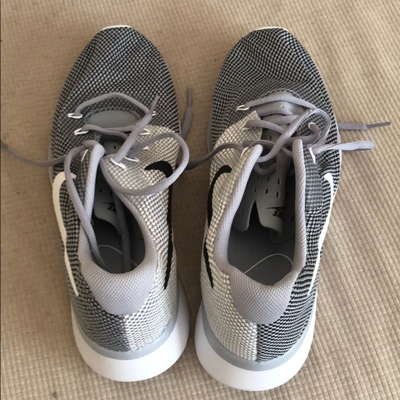 Nike sneakers gray size 10 - Picture 3 of 7